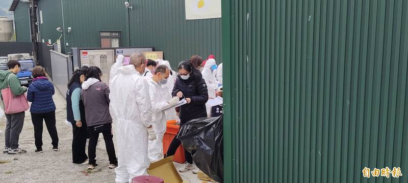 台中市衛生局人員提醒工作人員落實個人防護。（記者張軒哲攝）