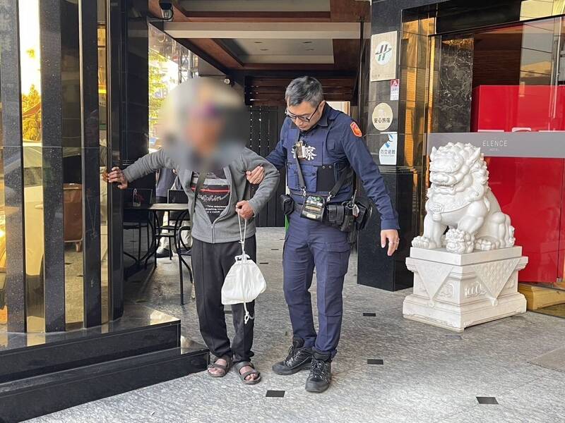 台中阿北尿袋掛身、助行器強撐迷路 求助警察平安回家