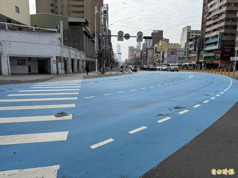 高雄站東站西路夜間施工改道 彩色鋪面走入歷史