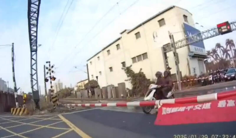 機車雙載逆向還闖平交道 差10秒火車到!