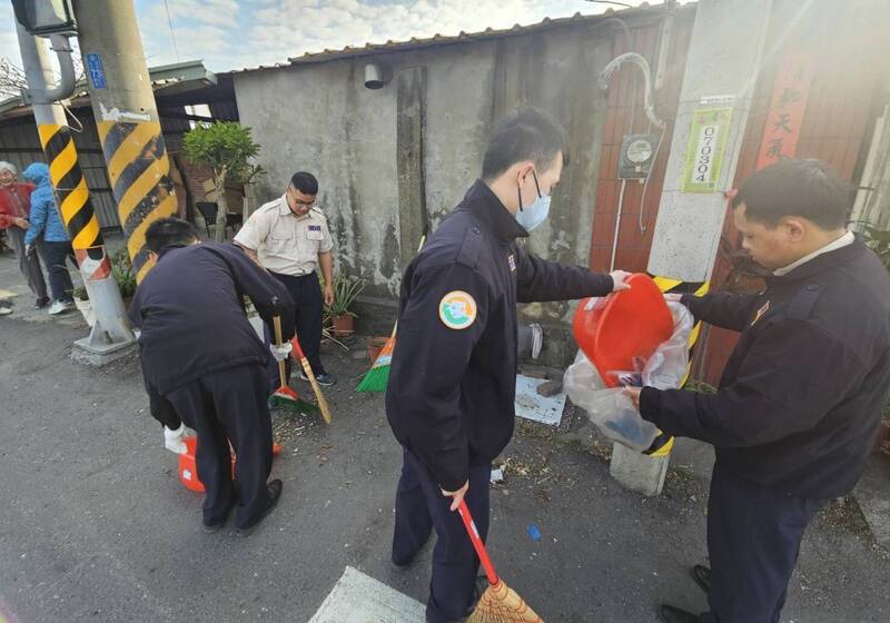 台南佳里替代役男有愛 挽袖助獨老除舊布新迎新春