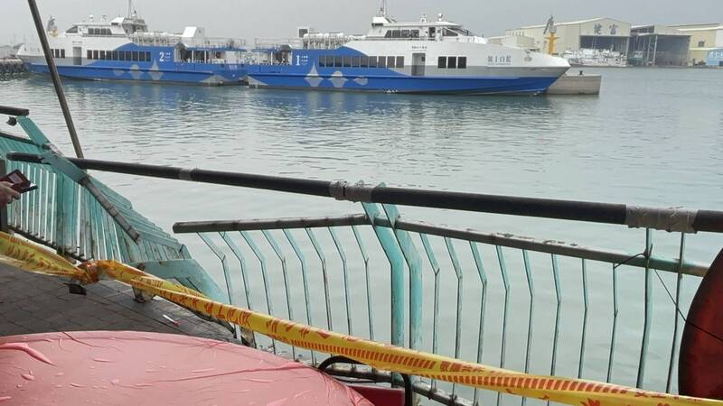 東港碼頭傳離奇事故 遊客吃海鮮被「船」撞傷送醫