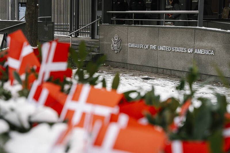 插丹麥國旗紀念陣亡軍人 美使館人員撤旗挨轟「挑釁」