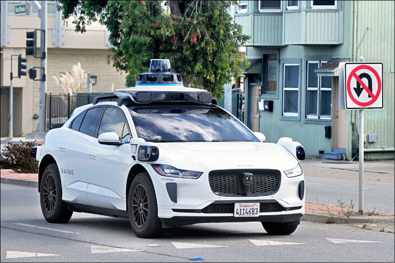 中英對照讀新聞》US cops pull over driverless car after illegal U-turn美國警方因無人駕駛汽車非法掉頭將其攔下