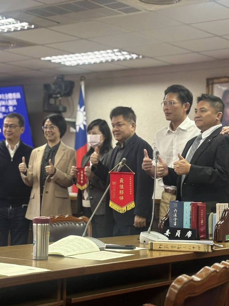 翁曉玲贈黃國昌「最佳夥伴」錦標 網酸:老共代言人點名了啦