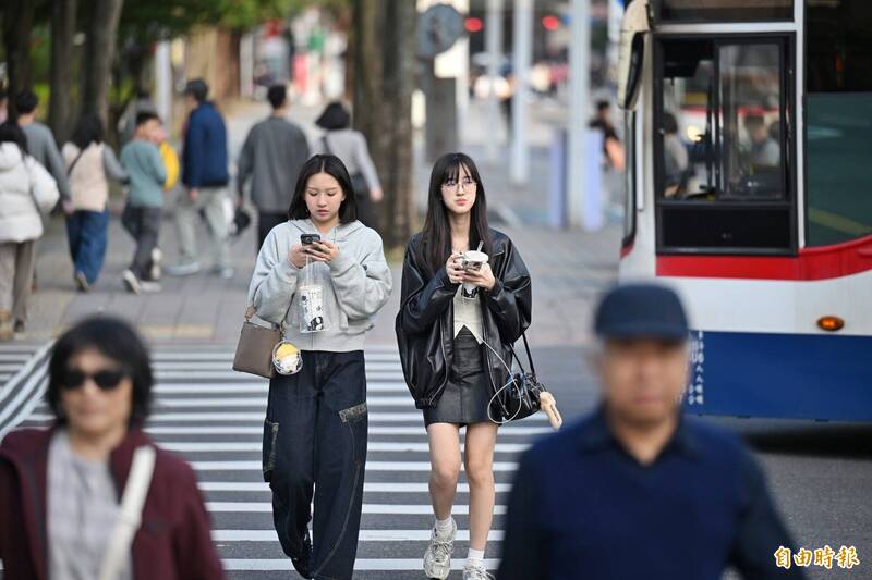週末濕冷有雨! 天氣風險:中北部高山有望降雪