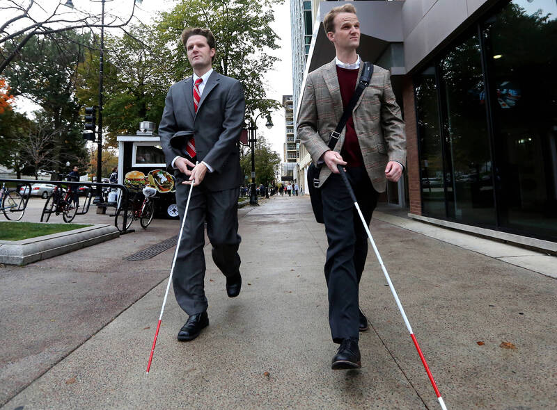 第2雙眼! AI協助盲人「看見」外貌 卻引發審美隱憂