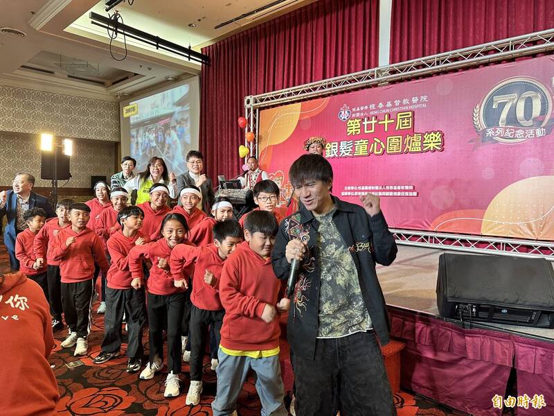 恆基「銀髮童心」暖心20載!金曲歌王王宏恩勉偏鄉童勇敢逐夢