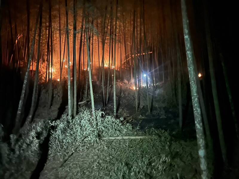 草嶺石壁地區29日山林火警，經過消防、義消、村民超過30人摸黑搶救8個多小時，總算順利撲滅火勢。（圖由陳兵通提供）