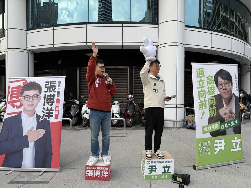 尹立（右）、張博洋（左）聯袂站路口拜票。（記者葛祐豪翻攝）