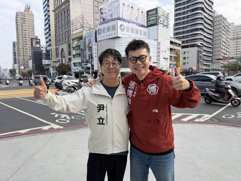 昔日罷韓夥伴再並肩 尹立、張博洋站路口疾呼高雄需要即戰力