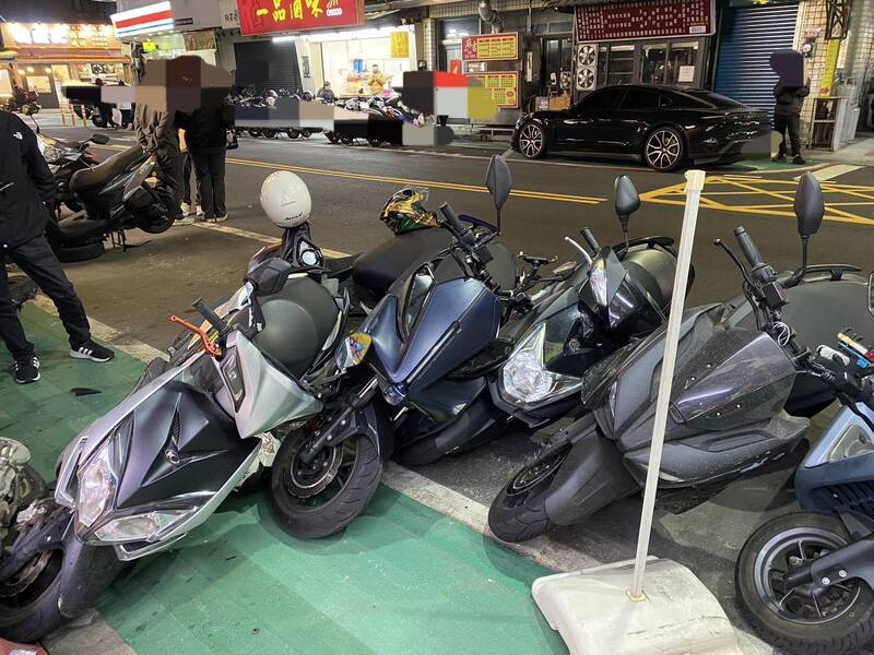 台中靜宜商圈機車遭撞暴衝 2人受傷送醫