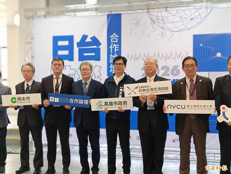 談陳菊近況 陳其邁比雙拳:很好、元氣滿滿