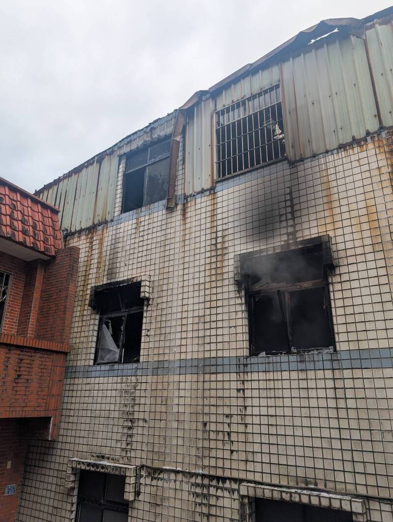 基隆安樂區透天厝竄火舌 8旬嬤欲逃生雙手燒燙傷