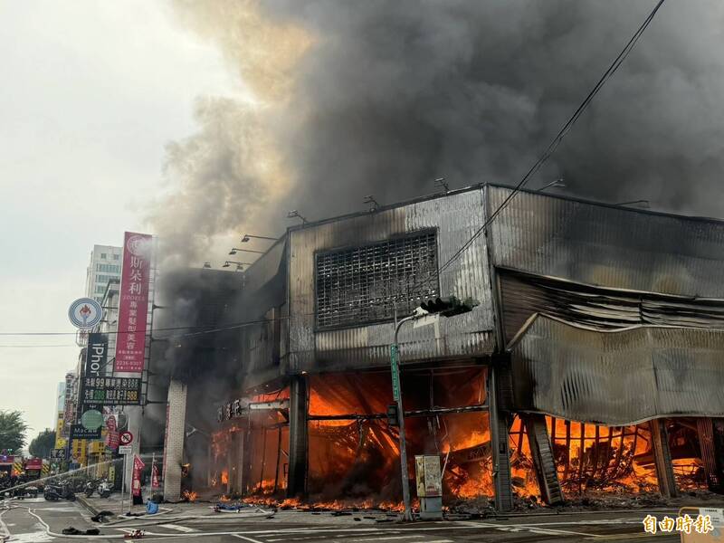 快關窗!台中北屯惡火8店面燒毀濃煙擴散中 市府急發空污警報