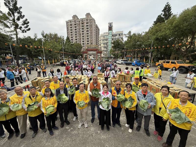桃園平鎮寒冬送暖高麗菜義賣 2000顆20分鐘售完