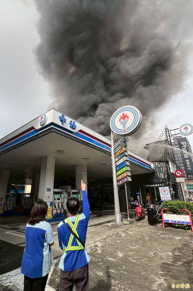 黑煙吞台中商圈!加油站急斷油8店面全毀 女業主緊摟外傭崩潰痛哭