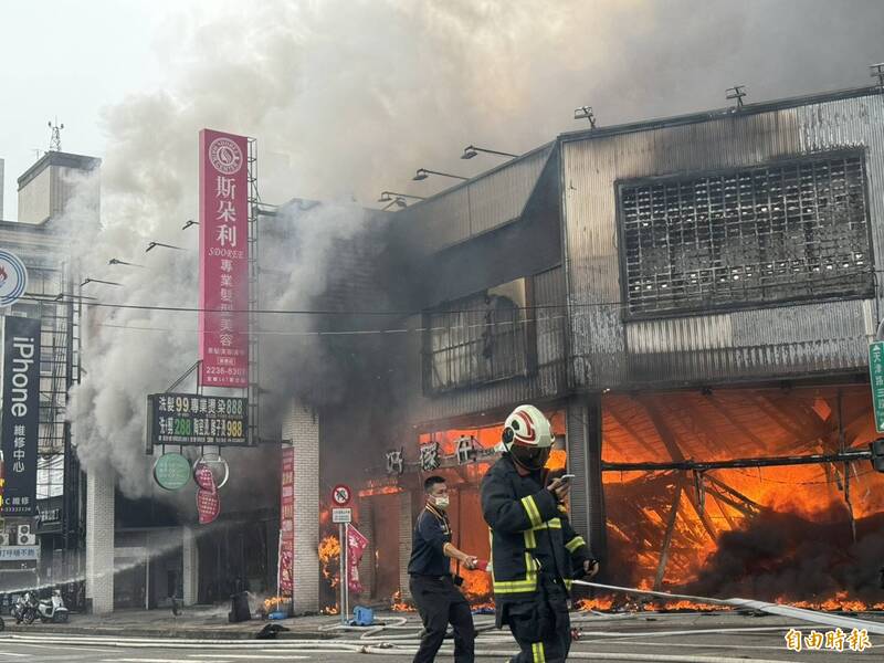 消防員急灌救。（記者許國楨攝）