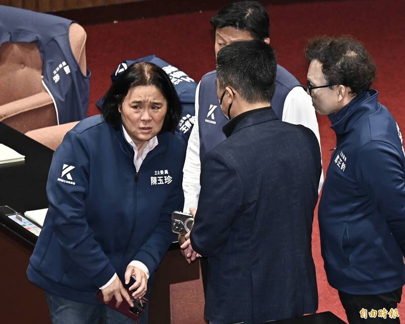 漏網鏡頭》藍白欲闖關助理費除罪化 藍委「咬耳朵」密商議事