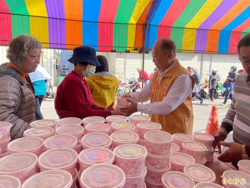 在地白蘿蔔煮2000碗粥結緣 台南永康民眾排長龍品嚐