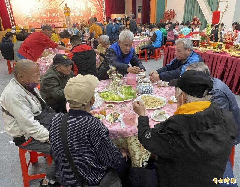 歲末點亮星空照亮街角 善悅協會新莊圍爐關懷街友