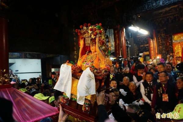 「粉紅超跑」白沙屯媽祖進香 2/2爐主擲筊定時程