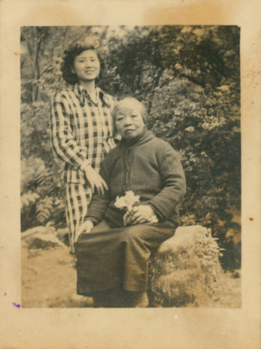 記載83年前青春回憶 白恐受難者施水環家屬捐出女學校卒業紀念冊