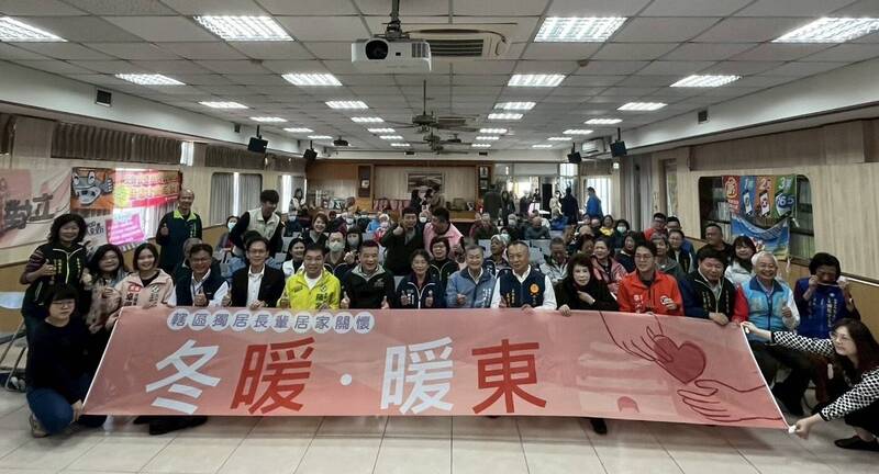 台南東區關懷75獨老送春節物資加年菜 「暖東」情深綿延20年