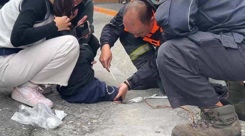 1歲半男童腳卡排水孔大哭 台東消防員妙用一物溫馨救援