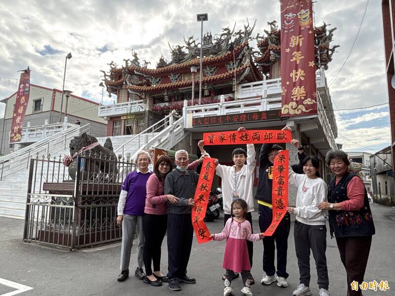 書寫「歐邱」傳家春聯紀念祖先 台江廟口傳佳話