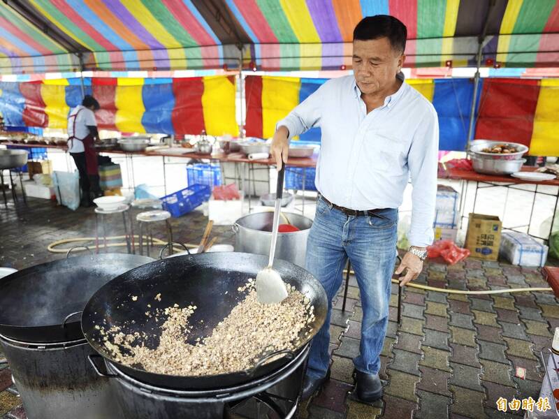 台南歸仁總舖師愛心辦桌 阿旺師連3年邀弱勢圍爐