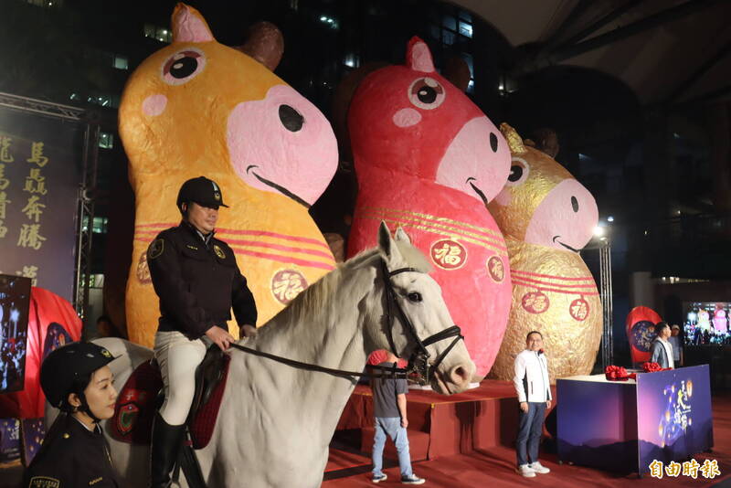3盞20呎馬年天燈新北巿民廣場亮相 為平溪天燈節熱身