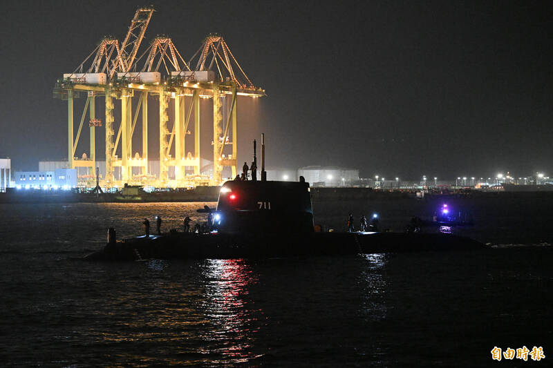 海鯤號成功潛航測試 網友奇文「拿手錶比潛艦」挨酸:叫他的手錶發射魚雷一下