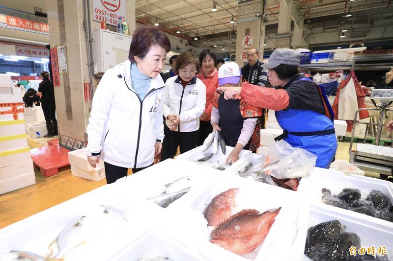 台中爆禽流感盧秀燕卻視察魚市場 議員批:政治秀轉移焦點