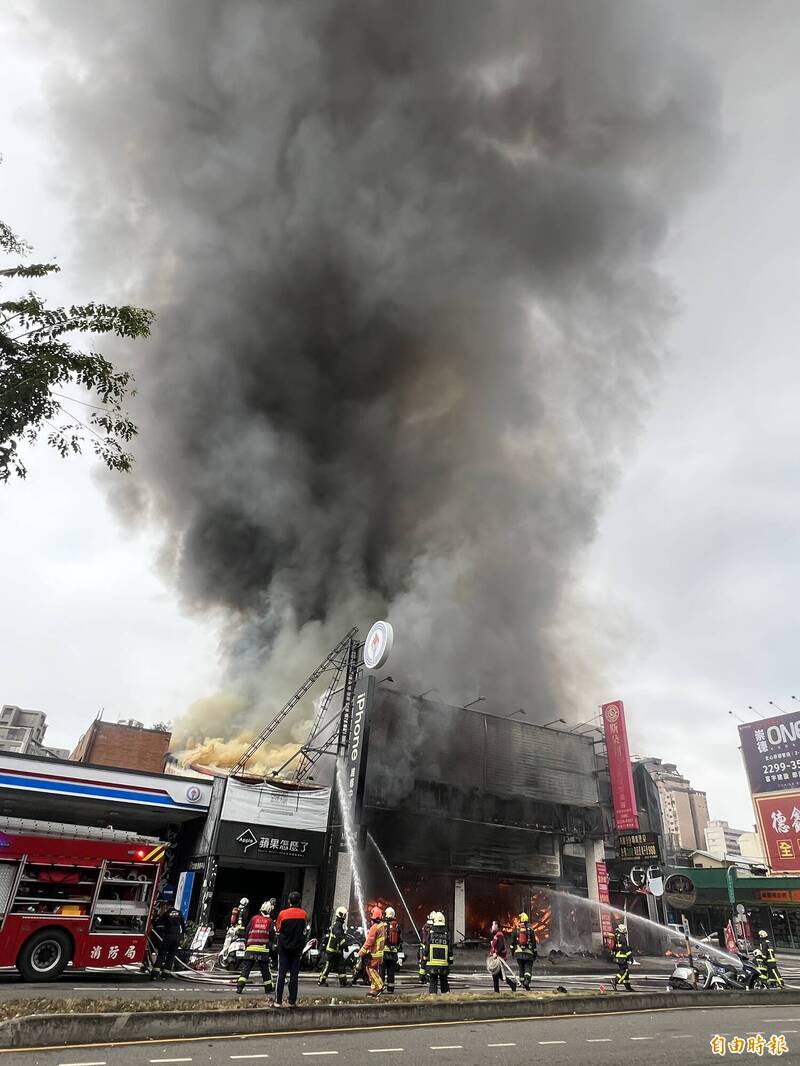 台中加油站旁惡火狂燒!連燒8店面火煙直衝天際恐怖畫面曝光