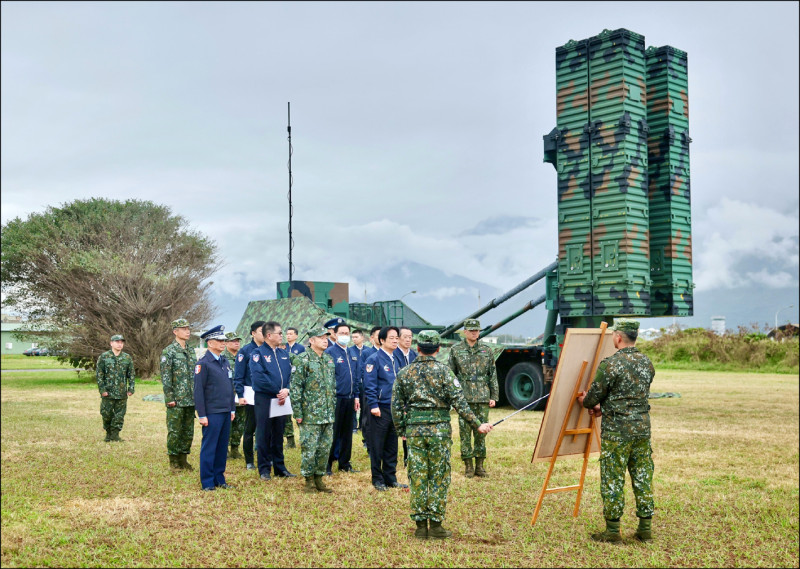總統春節勗勉花蓮駐軍 官兵「鏟子超人」臂章搶眼