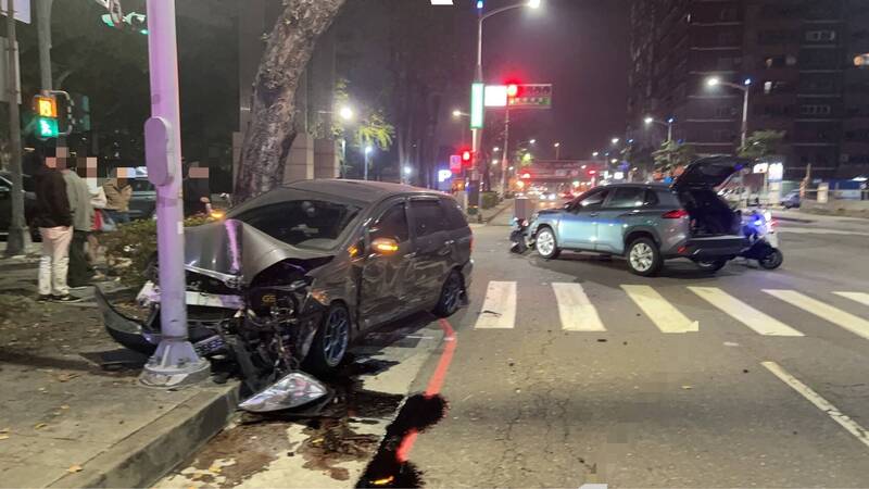 高雄休旅車轉彎未禮讓直行 轎車挨撞衝上人行道