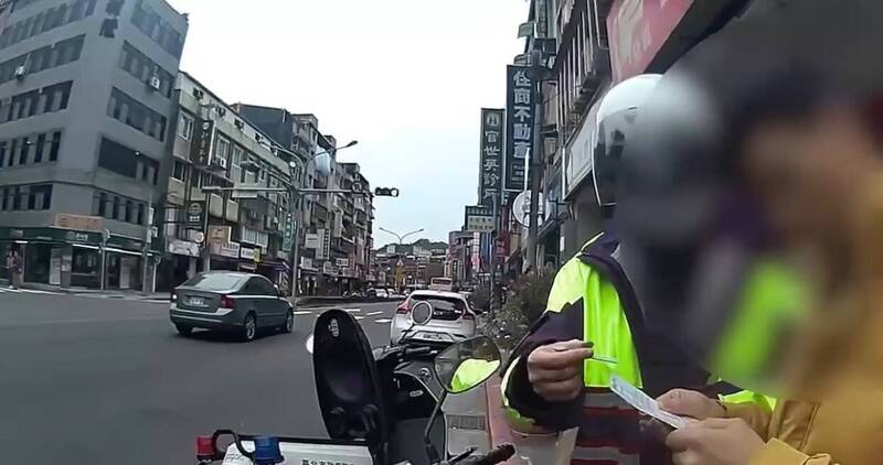 騎士紅燈越線被攔查 搜出喪屍菸彈、快篩呈現安毒陽性