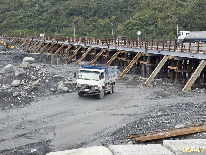 馬太鞍溪砂石疏濬致台9線蒙塵 公路局將加強清掃灑水