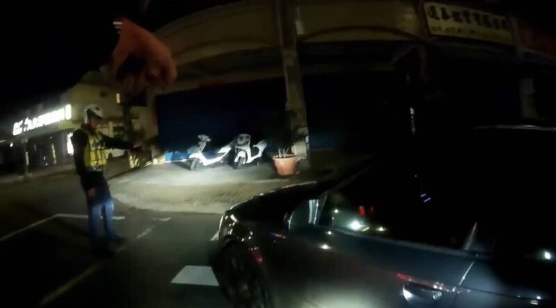 高雄自小客車拒檢逃逸 警將舉發開罰18萬