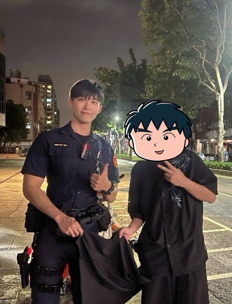 車友鏈條咬住褲腳鮮肉帥警幫解脫 網友歪樓喊:想去高雄騎車了