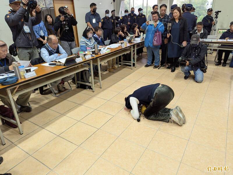 下跪、衝撞、翻桌!抗議名間焚化爐 環評爆警民衝突