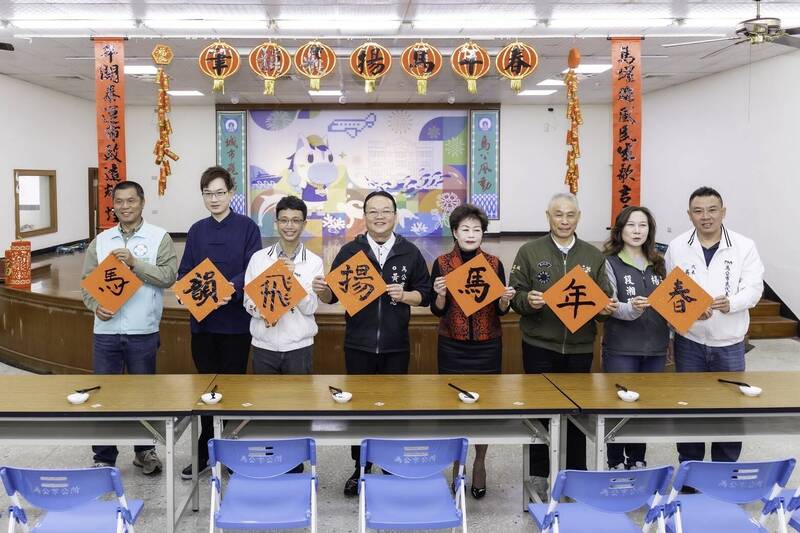 馬公市公所「筆韻飛揚馬年春」揮毫 16位書法家寫春聯