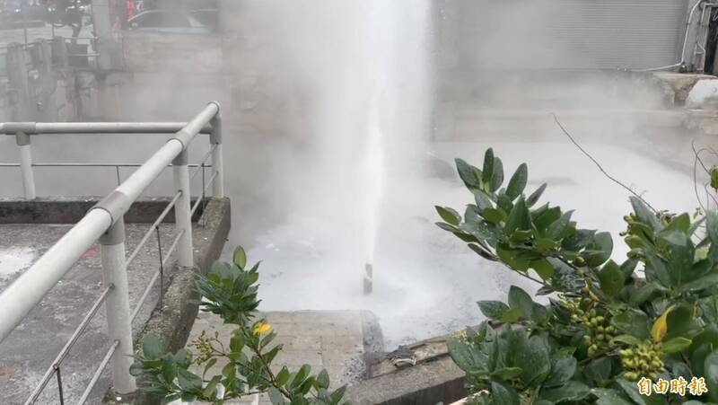 昨才地質鑽探 台二線新北萬里段路旁溫泉水狂噴