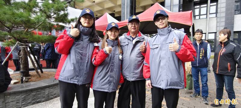 9年級姊妹花黃婕怡、黃婕如加入守望相助隊 守護頭家社區