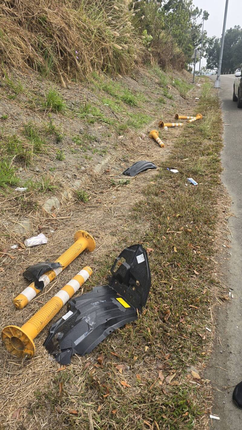 被撞斷的導桿及車輛受損殘骸。（警方提供）