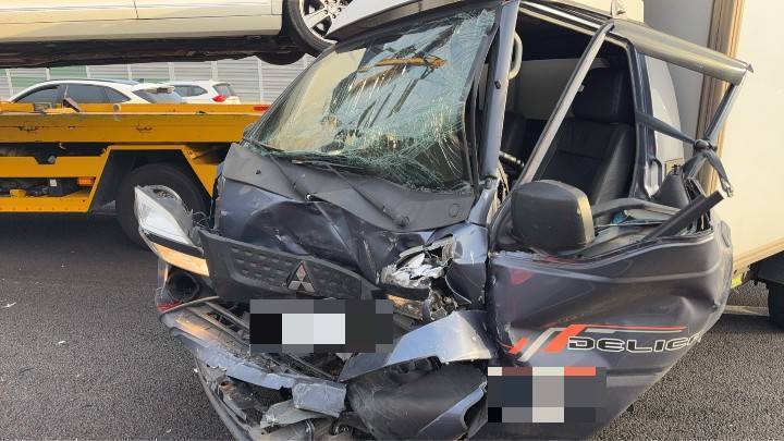 國1大雅段5車連環車禍 小貨車車頭撞扁、駕駛輕傷送醫