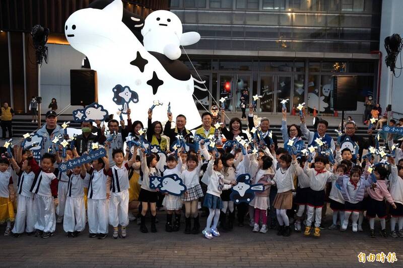 新營Q起來 超萌裝置藝術「小馬Q、球球Q、星星Q」點燈