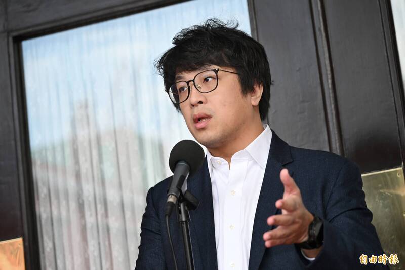 「招牌爆炸頭」不見了!沈伯洋換髮型原因曝 黃國昌又中槍