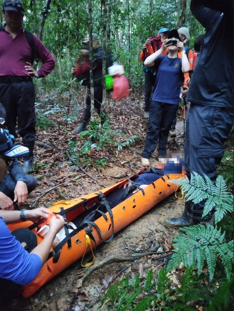 2中老年登山客扭、挫傷 台東警義消19人雨中徒步4小時送下山醫治